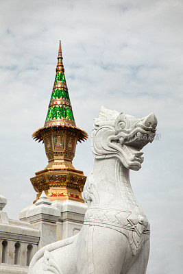 建筑细节从外部的佛教寺庙，Wat Traimit在曼谷